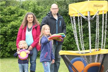 Diese Familie aus Schwanewede probiert den Sport Discgolf aus und beweist dabei ...