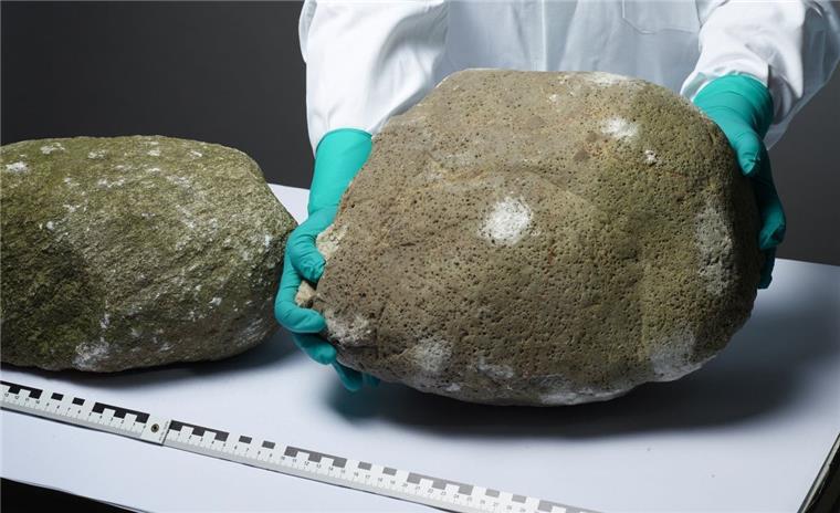 Diese Feldsteine stellte die Polizei nach der Verfolgungsfahrt am 22. Februar 2017 auf der A27 sicher. Einer wiegt 27 Kilogramm.