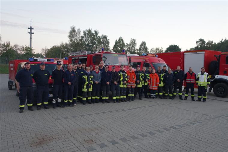 Diese Feuerwehrleute aus Wurster Nordseeküste, Geestland und Schiffdorf haben die Löscharbeiten auf dem brennenden Moorgelände bei Meppen unterstützt.