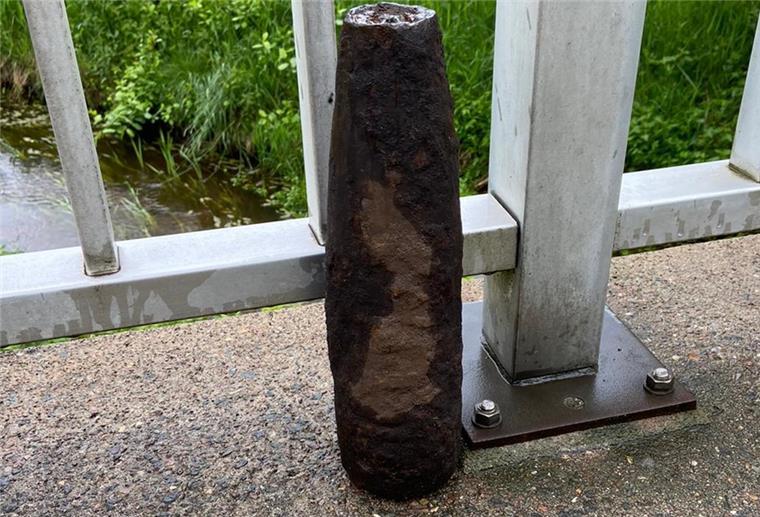 Diese Flakgranate wurde vom Kampfmittelbeseitigungsdienst auf einem Feld bei Rotenburg kontrolliert gesprengt.