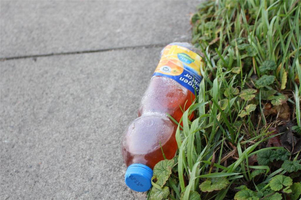 Diese Flasche ist gefüllt mit Urin. Davon finden die Straßenwärter viele.