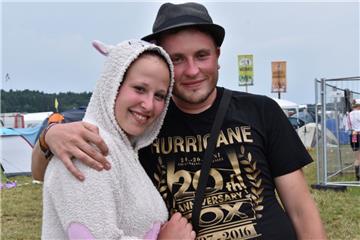 Diese Frau aus Ostfriesland hat sich für ein spezielles Outfit entschieden.
