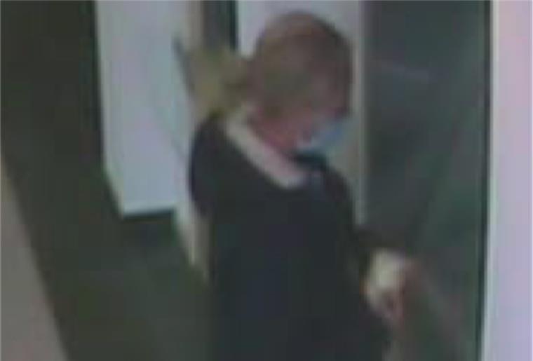 Diese Frau hat am 2. November 2021 in Selsingen eine gestohlene EC-Karte genutzt, um Geld abzuheben.