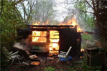 Diese Gartenlaube in Wulsdorf wird Opfer eines Feuers.