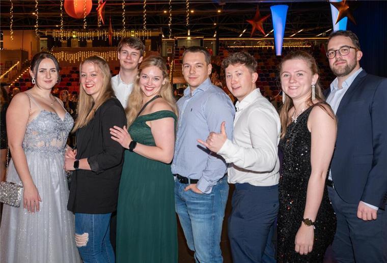 Diese gemischte „Partygang“ aus Bremerhaven, Berlin, Geestland und Loxstedt freut sich auf den gemeinsamen Abend.
