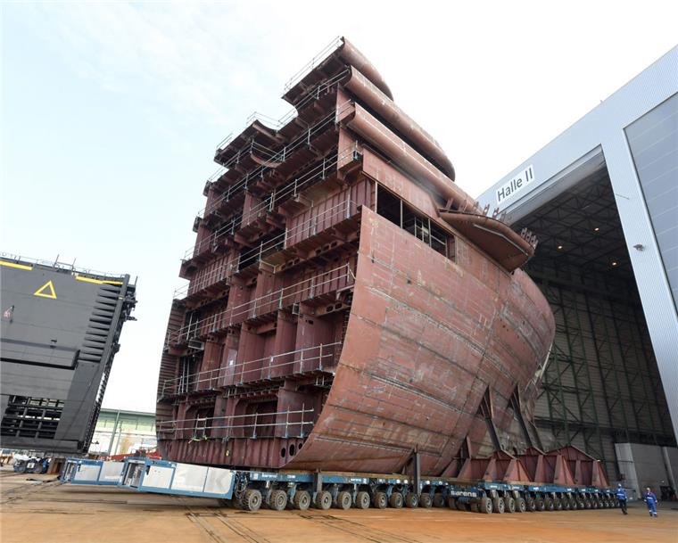 Hier ist in Bremerhaven ein Stück Luxusyacht zu sehen Diese große Sektion wird auf einen Ponton geschoben.