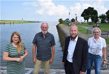 Diese Grünen-Kandidaten bezogen am Donnerstag in Fedderwardersiel Stellung (von links): Christina-Johanne Schröder, Hans-Gerd Gerdes, Harm Ellinghusen und Ina Korter.