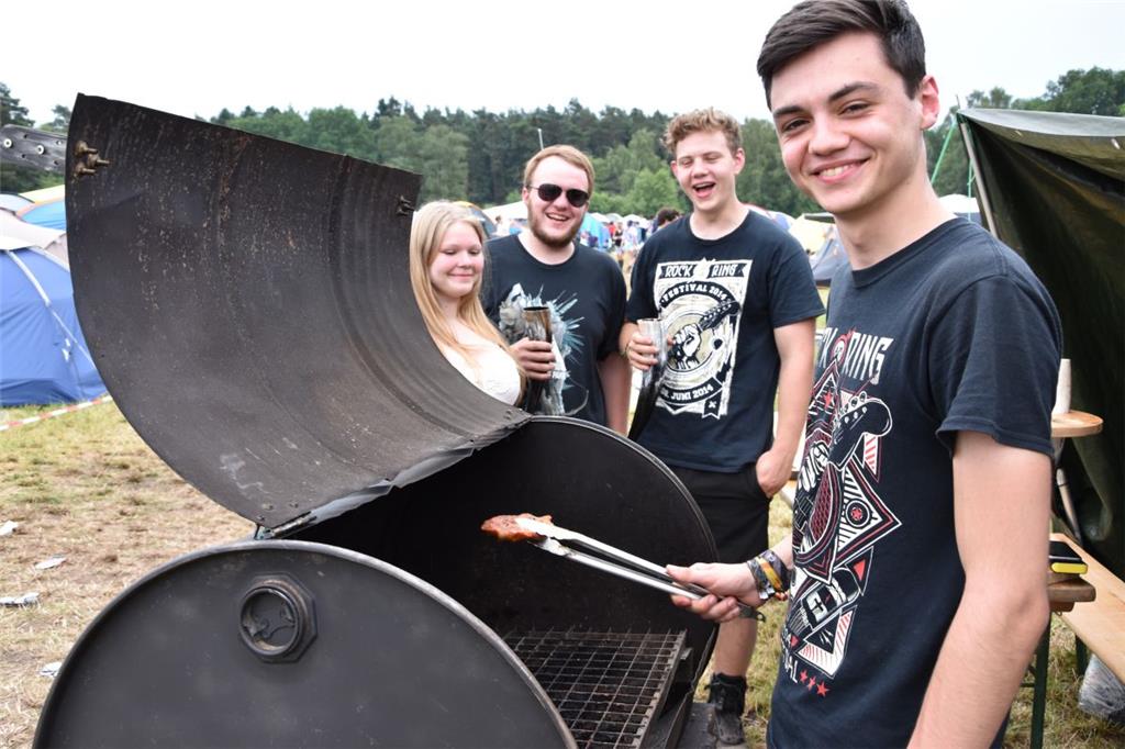 Diese Gruppe aus Essen hat sich aus einem alten Fass ihren eigenen Grill gebaut....