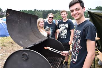 Diese Gruppe aus Essen hat sich aus einem alten Fass ihren eigenen Grill gebaut....