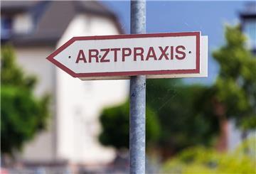 Hinweisschild Arztpraxis