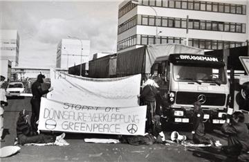 Diese historische Aufnahme zeigt eine Aktion von Greenpeace Anfang der 1980er Jahre vorm Werktor von Kronos Titan in Blexen.