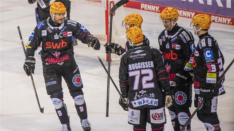 Die Fischtown Pinguins bejubeln einen Treffer. In den Playoffs steht die Mannschaft aus Bremerhaven bereits mit dem Rücken zur Wand.