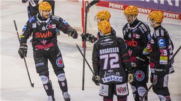 Die Fischtown Pinguins bejubeln einen Treffer. In den Playoffs steht die Mannschaft aus Bremerhaven bereits mit dem Rücken zur Wand.
