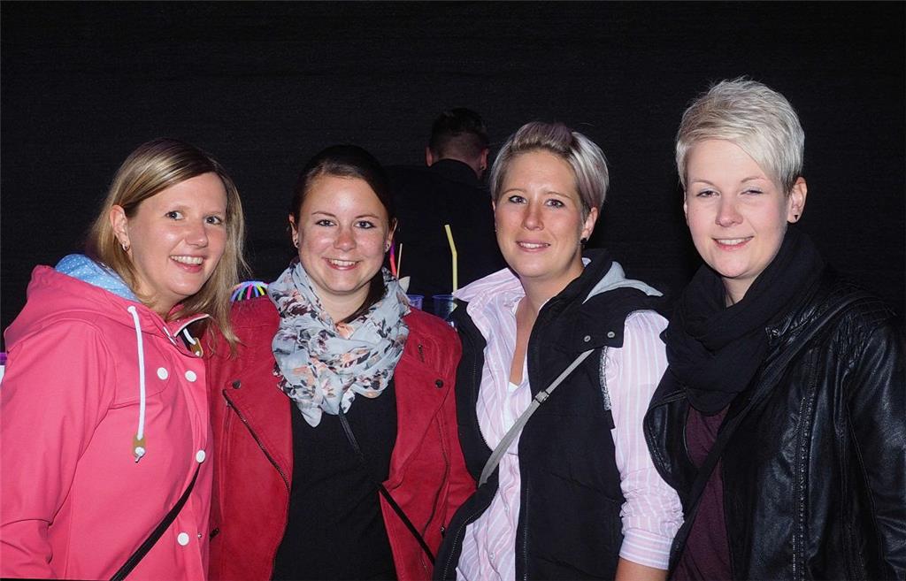 Diese jungen Frauen aus Neuenwalde hatten auch viel Spaß. "Rock in den Mai&...