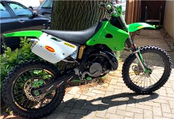 Diese Kawasaki KX 250 Cross ist in der Nacht zu Dienstag in Bremerhaven-Leherheide gestohlen worden.
