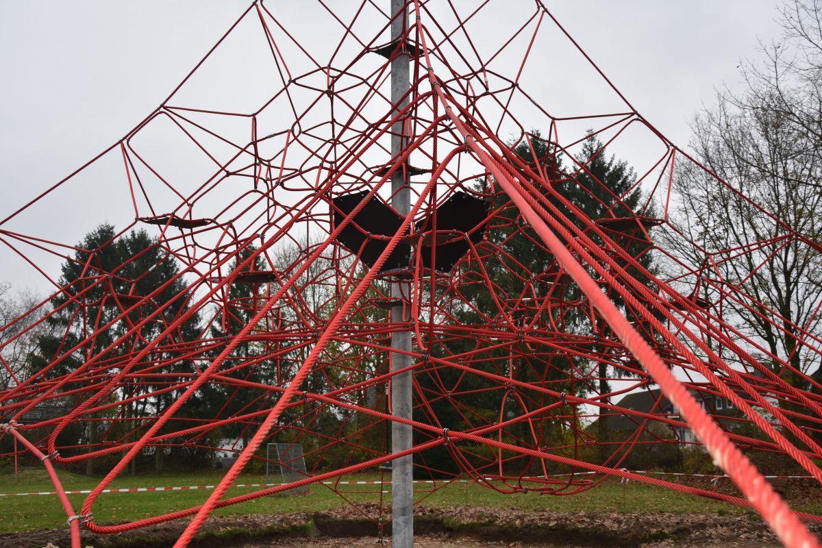 Diese Kletternetzpyramide steht auf dem Spielplatz an der Kolberger Straße in Sittensen. An den roten Seilen können Kinder bis in zehn Meter Höhe kraxeln. 