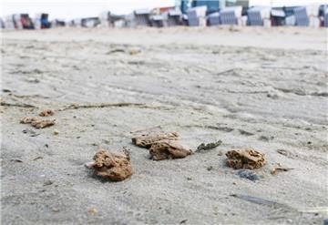 Diese Klumpen wurden in den vergangenen Tagen auf Norderney angespült. Unklar ist, woraus sie genau bestehen und ob sie gefährlich sind. Das Material wird derzeit untersucht.