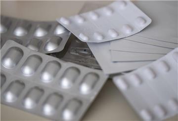 Die Schmerzmittel Fentanyl, Tilidin und Oxycodon verschiedener Hersteller in Form von Tabletten und Pflastern liegen in einer Apotheke auf dem Tisch.