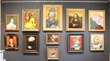 Diese Kunstwerke haben berühmte Vorlagen. Der Unterschied: Entenschnäbel.