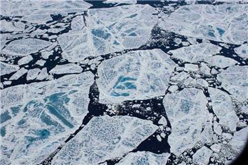 Diese Luftaufnahme der ‚Polarstern‘, dem Forschungsschiff des Alfred-Wegener-Instituts, gewährt einen Blick auf den Gakkelrücken, ein riesiges Rückensystem im Arktischen Ozean.