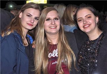 Diese Mädels sind bereit für die Party. &quot;Rock in den Mai 2019&quot; in Siev...