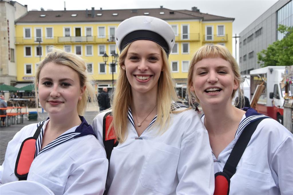 Diese Matrosinnen sind für Erlebnis Bremerhaven im Einsatz.
