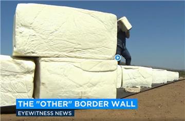 Diese Mauer aus Käse baut ein Künstler an der amerikanisch-mexikanischen Grenze.