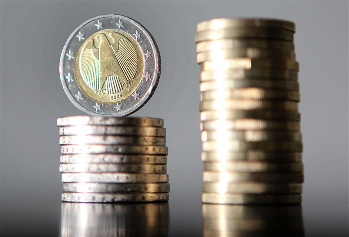 Steuerpauschalen, Bafög & Stromkosten: Wer jetzt auf mehr Geld hoffen darf Euromünzen aufeinandergestapelt