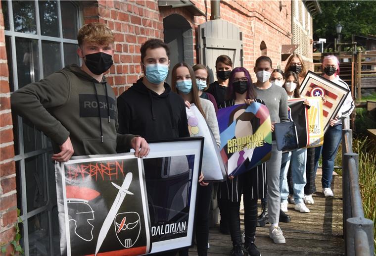 Sittensen: KGS-Schüler zeigen Bilder in der Wassermühle Das Foto zeigt die neun Schüler, die ab Freitag Plakate in der Wassermühle ausstellen.