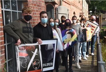 Das Foto zeigt die neun Schüler, die ab Freitag Plakate in der Wassermühle ausstellen. 