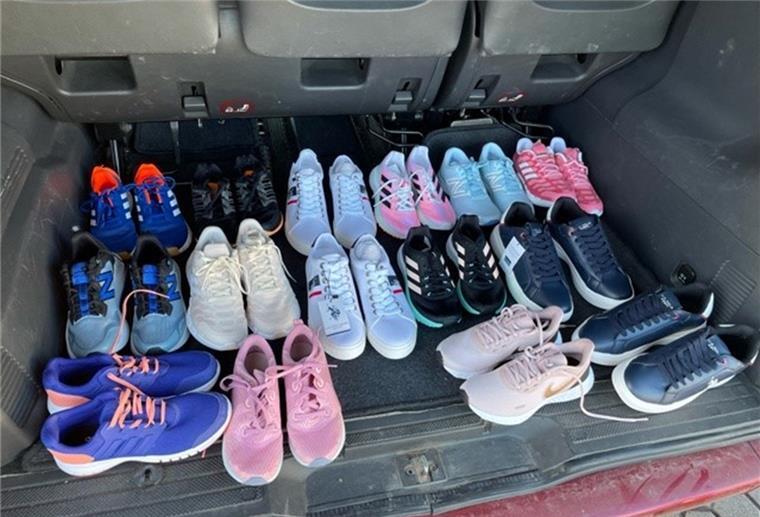 Hatzte: 30 Paar Schuhe im Kofferraum beschlagnahmt Diese neuwertigen Sportschuhe im Kofferraum wurden von der Polizei beschlagnahmt.