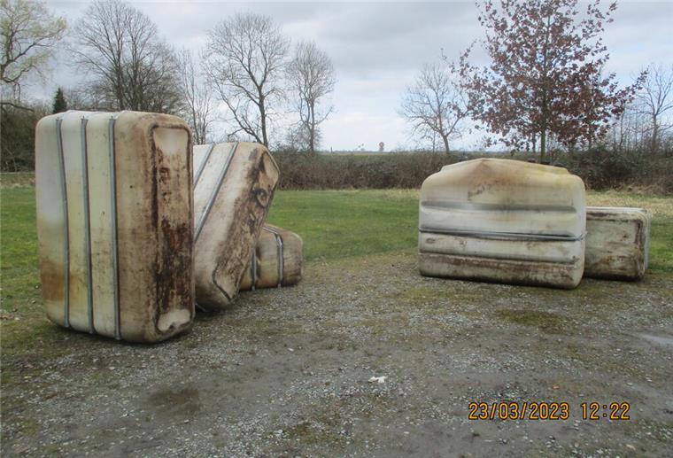 Große Öltanks liegen im Bremerhavener Naturschutzgebiet Luneplate.