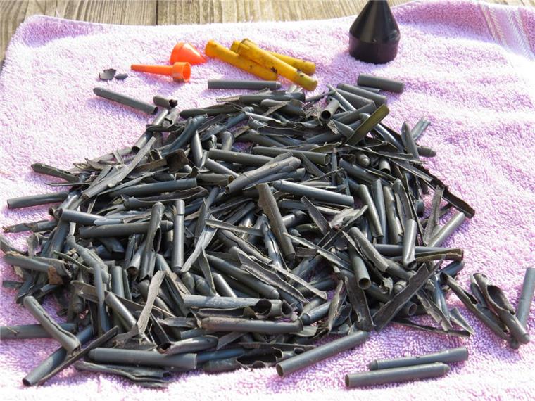 Diese Plastikhülsen liegen seit Silvester an mehreren Stellen in der Stadt. 