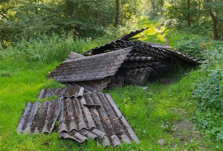 Diese Platten wurden in Schiffdorf illegal entsorgt.