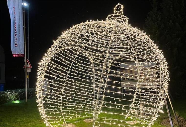 Mehr von allem: Abbehauser Weihnachtsdorf eröffnet am Montag Diese prächtige überdimensionale Weihnachtskugel lädt auch dieses Jahr zum Besuch des Abbehauser Weihnachtsdorfs ein.