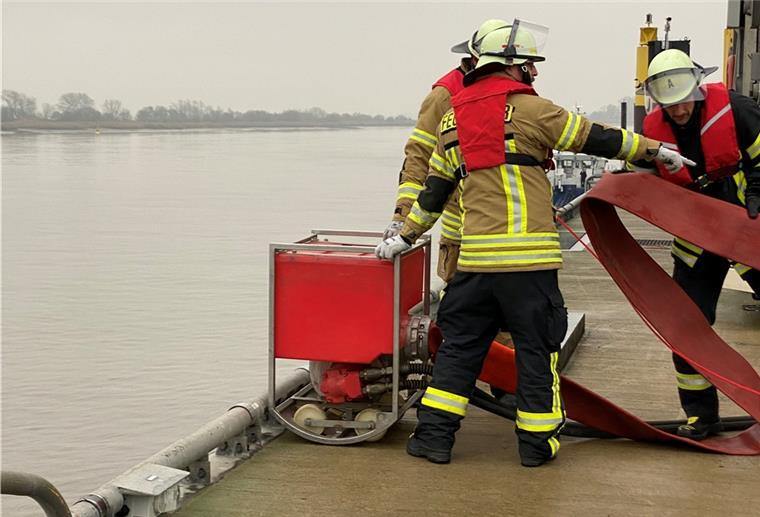 Diese Pumpe macht es möglich, dass auch bei Ebbe Wasser aus der Weser gepumpt und damit eine große Steghöhe überwunden werden kann. Sie wird mit einem Schwimmer ausgesetzt und hat einen langen großvolumigen Schlauch.