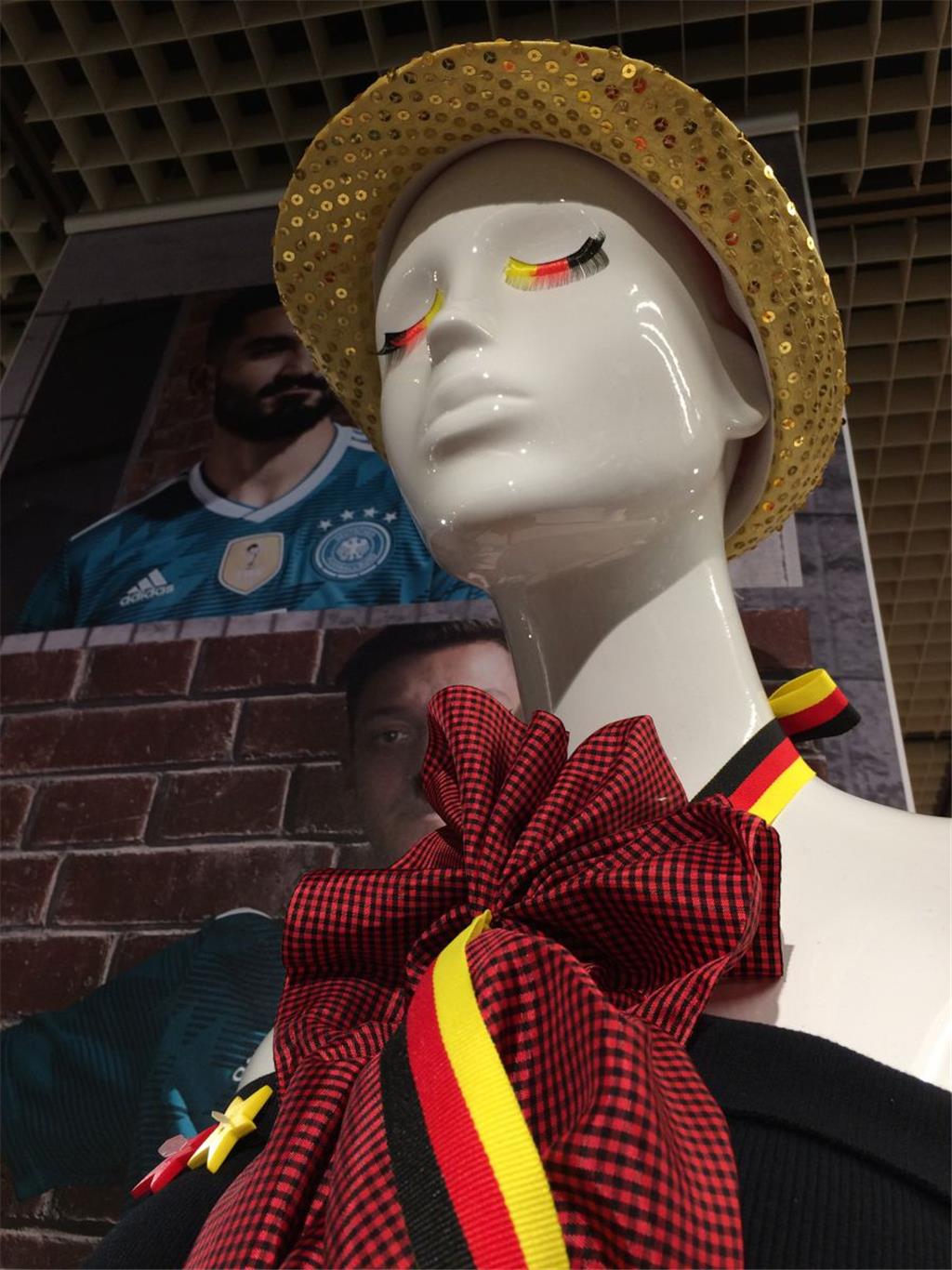 Diese Puppe trägt den selbstangefertigten WM-Look. Hut, Wimpern und ein passendes Kleid. (Karstadt)