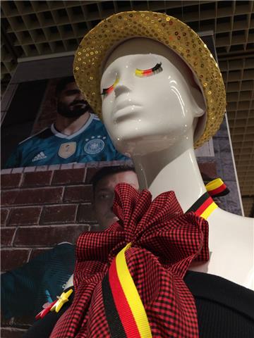 Diese Puppe trägt den selbstangefertigten WM-Look. Hut, Wimpern und ein passendes Kleid. (Karstadt)