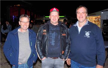 Diese &quot;Jungs&quot; aus Loxstedt freuen sich auf die Party.