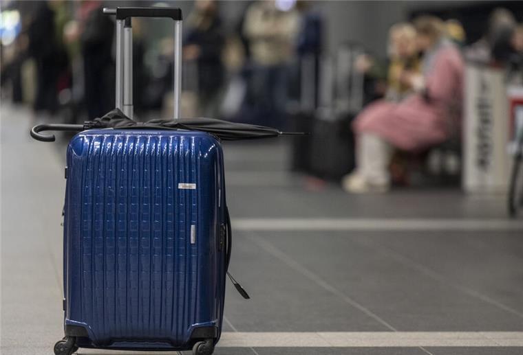 Von Streik bis Flugausfall: So sichert ihr eure Ansprüche als Fluggast Ein Koffer steht am Flughafen, »Reisetipps«.