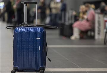 Ein Koffer steht am Flughafen, »Reisetipps«.