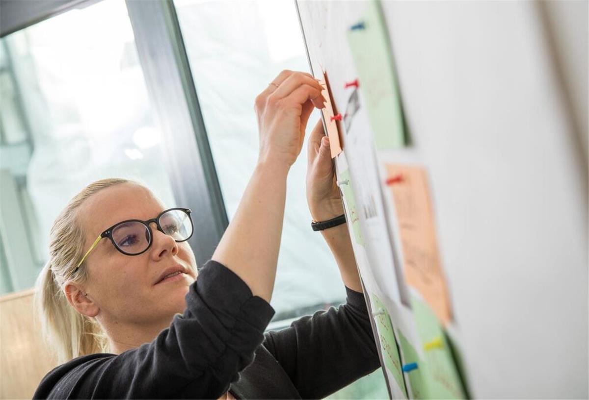 Neben der Uni arbeiten? Diese Regel müssen Studenten beachten Eine Frau arbeitet als Werksstudentin.
