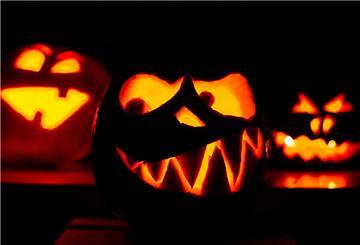 ARCHIV - 28.10.2014, Niedersachsen, Hannover: Drei geschnitzte Halloweenkürbisse werden mit Kerzen von innen beleuchtet. (zu dpa: «Mehr Geld für Spuk: Handel hofft auf Halloween») Foto: Ole Spata/dpa +++ dpa-Bildfunk +++