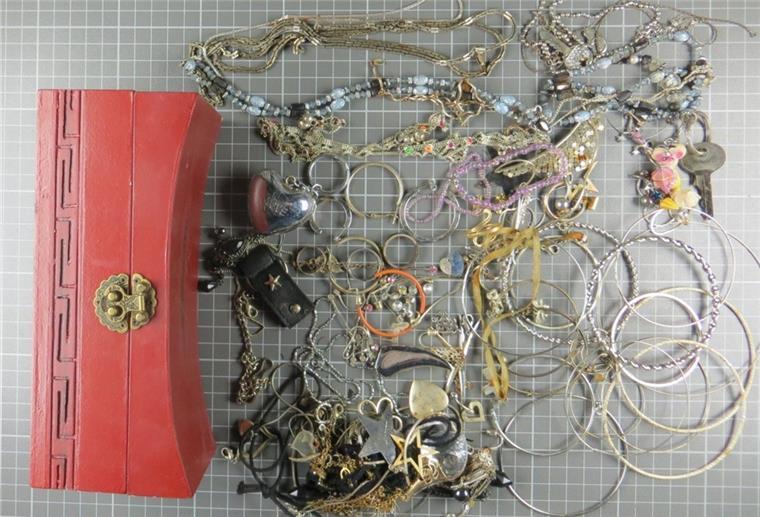 Diese Schatulle mit Modeschmuck wurde bei der Polizei in Zeven abgegeben. 