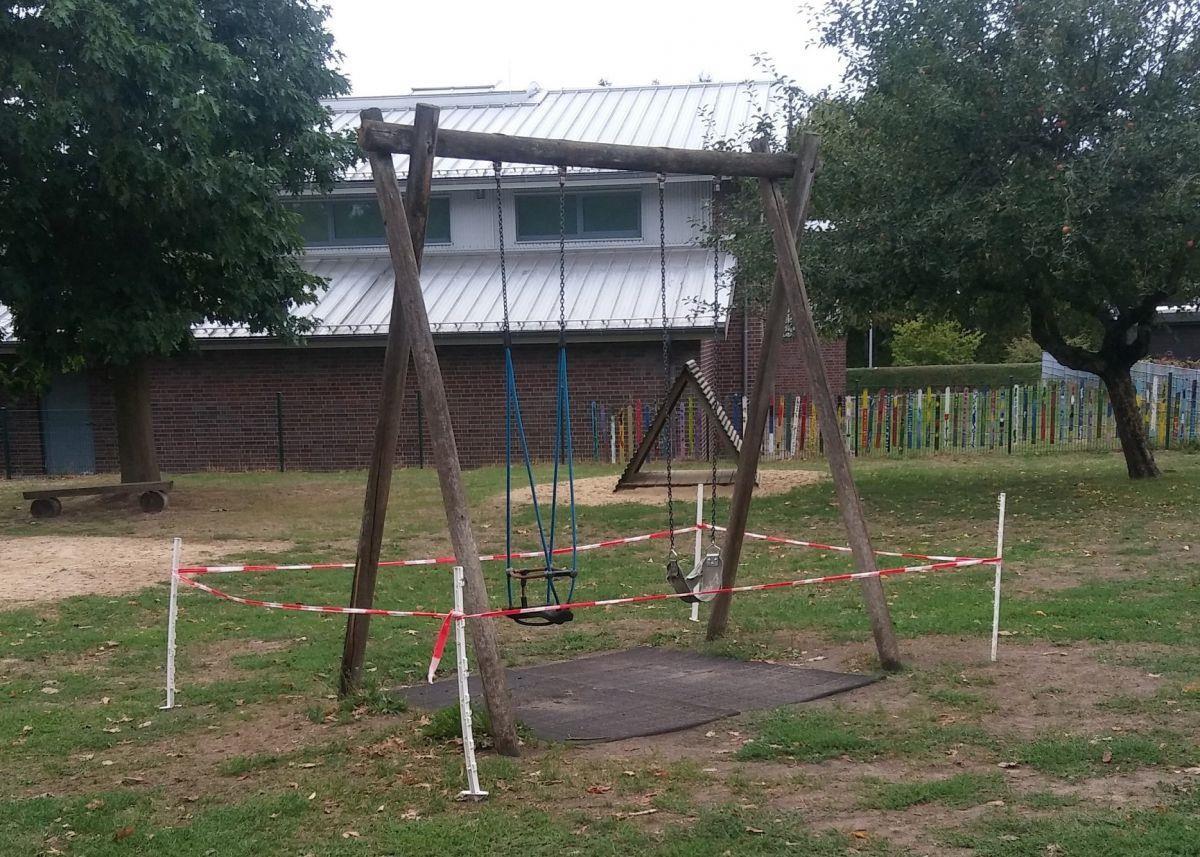 Zeven: Stadt sperrt Spielgeräte in Kita - Eine Schaukel für 118 Kinder Diese Schaukeln können die Kinder der Kita Pusteblume erst einmal nicht benutzen. Weitere Spielgeräte wurden ebenfalls abgesperrt.
