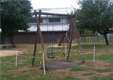 Diese Schaukeln können die Kinder der Kita Pusteblume erst einmal nicht benutzen. Weitere Spielgeräte wurden ebenfalls abgesperrt.