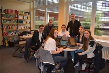 Diese Schüler des Fachbereichs „Wirtschaft“ arbeiten in der Mediathek zusammen mit der Fricke Holding GmbH. Geleitet wird das Projekt von den Lehrern Saskia Kotsch und Mirko Friedrich (stehend von links).