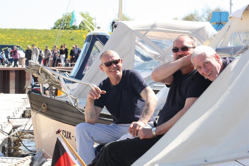 Diese Skipper genießen das Hafenfest etwas abseits des  Trubels. Foto Gehrke