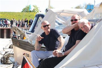 Diese Skipper genießen das Hafenfest etwas abseits des  Trubels. Foto Gehrke
