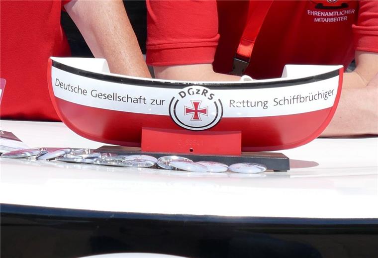 Bremerhaven: Spendendosen der Seenotretter gestohlen Diese Spendendosen der Seenotretter sind im Schaufenster Fischereihafen in Bremerhaven gestohlen worden.